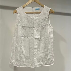 Chic White Sleeveless Blouse